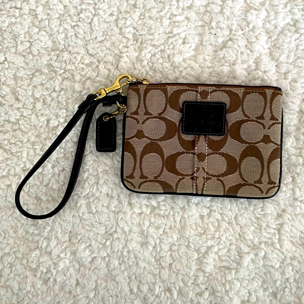 ♠️ Coach Monogram Wristlet